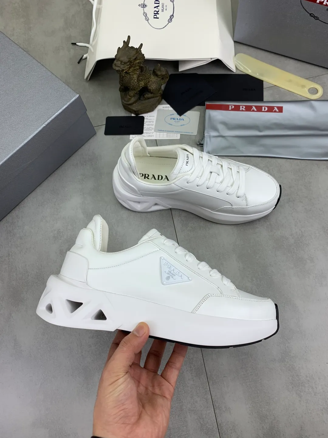 Men's men's shoes 💰P640💰 [New style] popular models are on the official website, 🆘 The trendy brand (Prada) mainly promotes popular models, avant-garde and versatile fashionable men's shoes private version mold opening, cowhide surface splicing 1:1.. Fashionable and simple, original imported cowhide lining cowhide feet; the atmosphere and personality are more fashionable, eye-catching and pursuing class. It will subvert old ideas and be a must-have for fashionistas with you! Must keep it! Tall and comfortable, large and low, high-end quality workmanship. Size: 38-45 Black and white available.